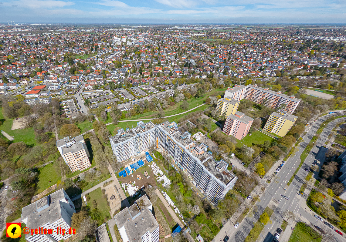 21.04.2023 - Baustelle Fassadensanierung am Karl-Marx-Ring 11-21 in Neuperlach